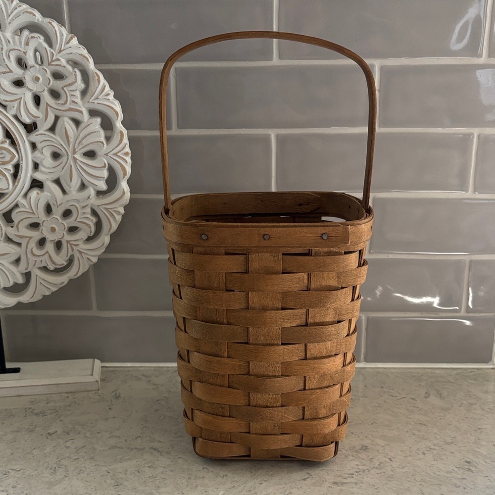 1985 Longaberger Med Spoon/Large Peg Basket with liner